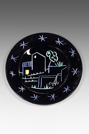 Pablo PICASSO (1881-1973) et MADOURA - Plat en céramique émaillée noir à décor d'un paysage. Signé Édition Picasso et cachet en creux Madoura. Diamètre : 42 cm
